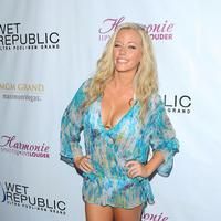 Kendra Wilkinson keeps hot summer sizzling with sexy Daylife | Picture 66578